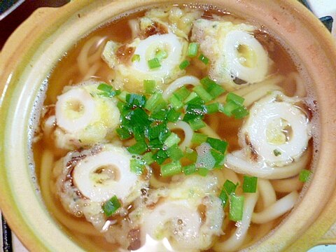 冷凍うどんで簡単♪ちくわの磯辺揚げのせ鍋焼きうどん